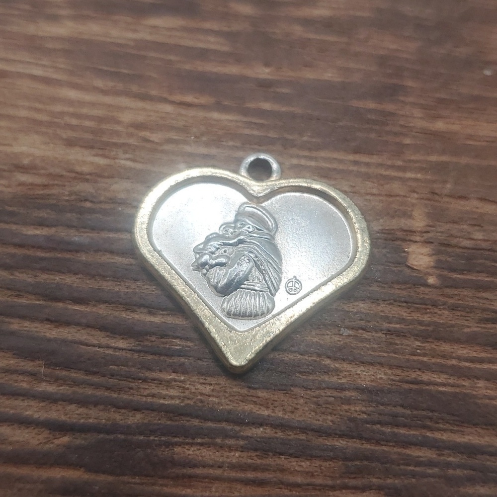 Saints religious heart pendant‎